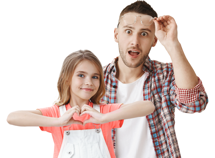 Отец с дочкой изучают преимущества оптики