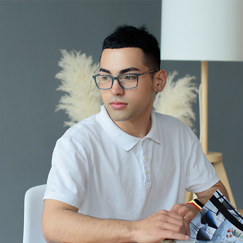 Юноша с красивой оправой в оптике в Самаре